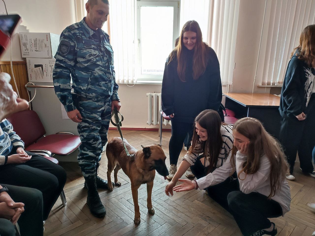 В Абинске полицейские и общественники провели для подростков уроки  профориентации – Новости Абинска и Абинского района